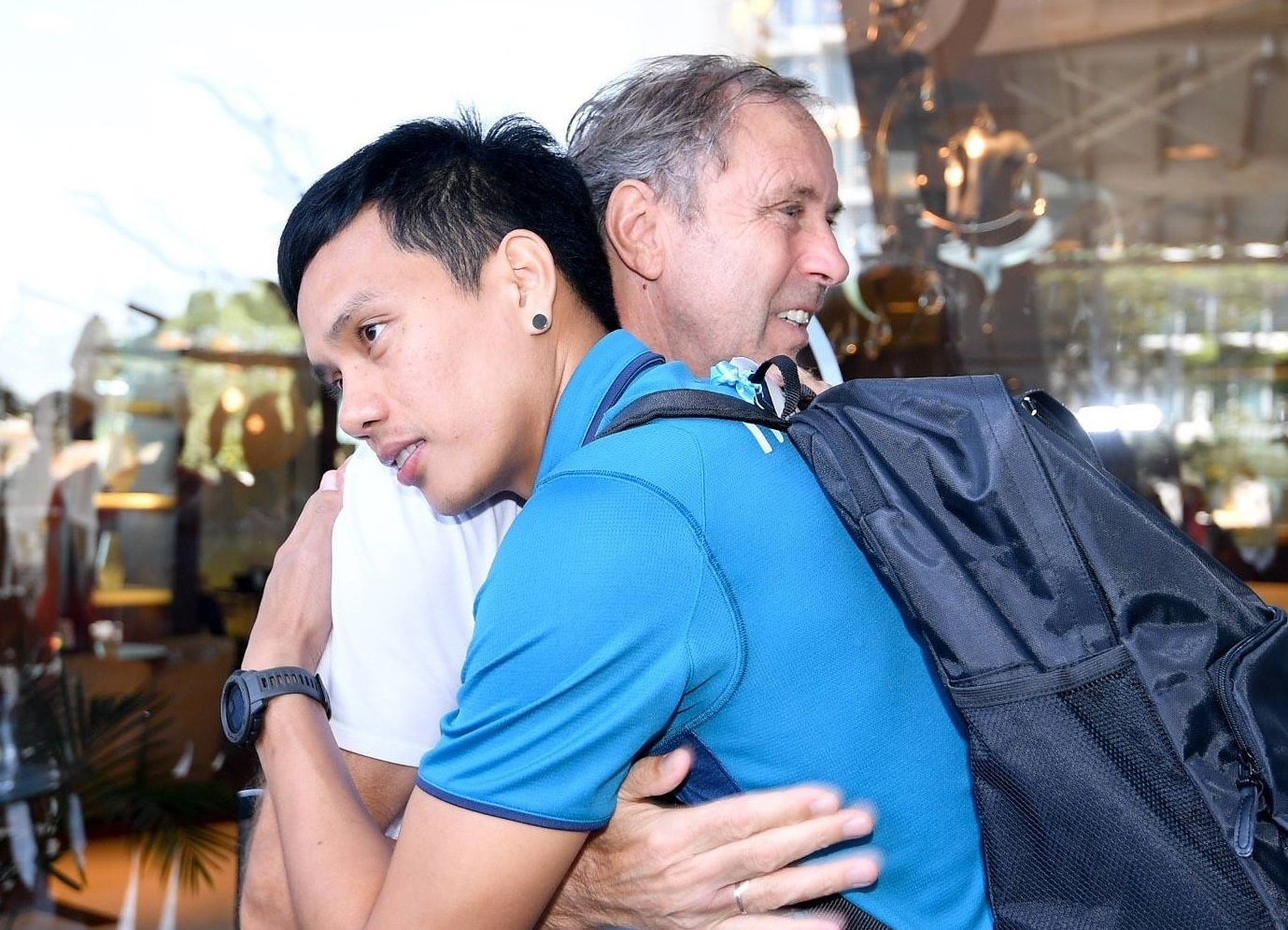 HLV Rajevac om cham cau thu Thai Lan sau khi bi sa thai hinh anh