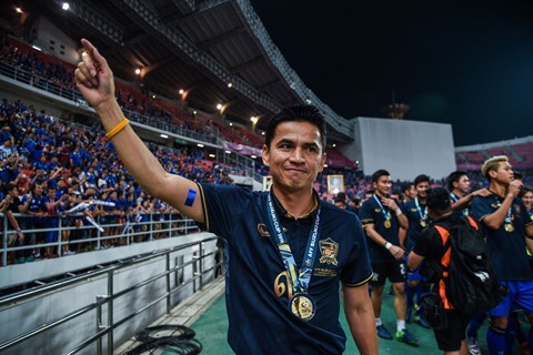 Người hâm mộ kêu gọi Kiatisak trở lại cứu vớt Thái Lan ảnh 2 Nguoi ham mo keu goi Kiatisak tro lai cuu vot Thai Lan anh 2