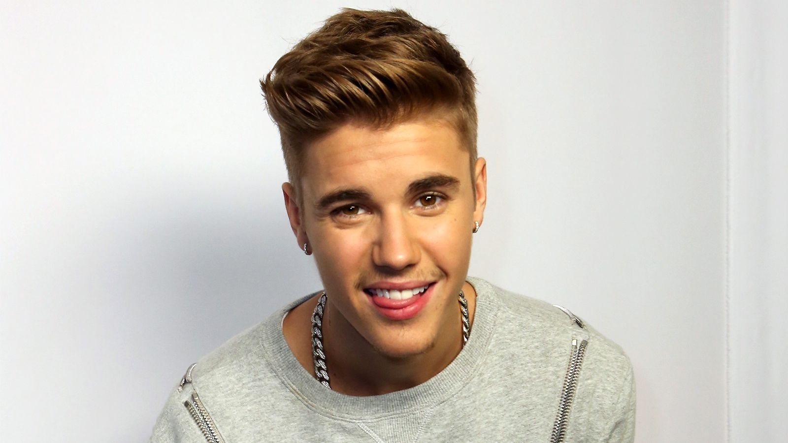 Justin Bieber nhan mon qua dac biet dip ky niem 10 nam ca hat hinh anh