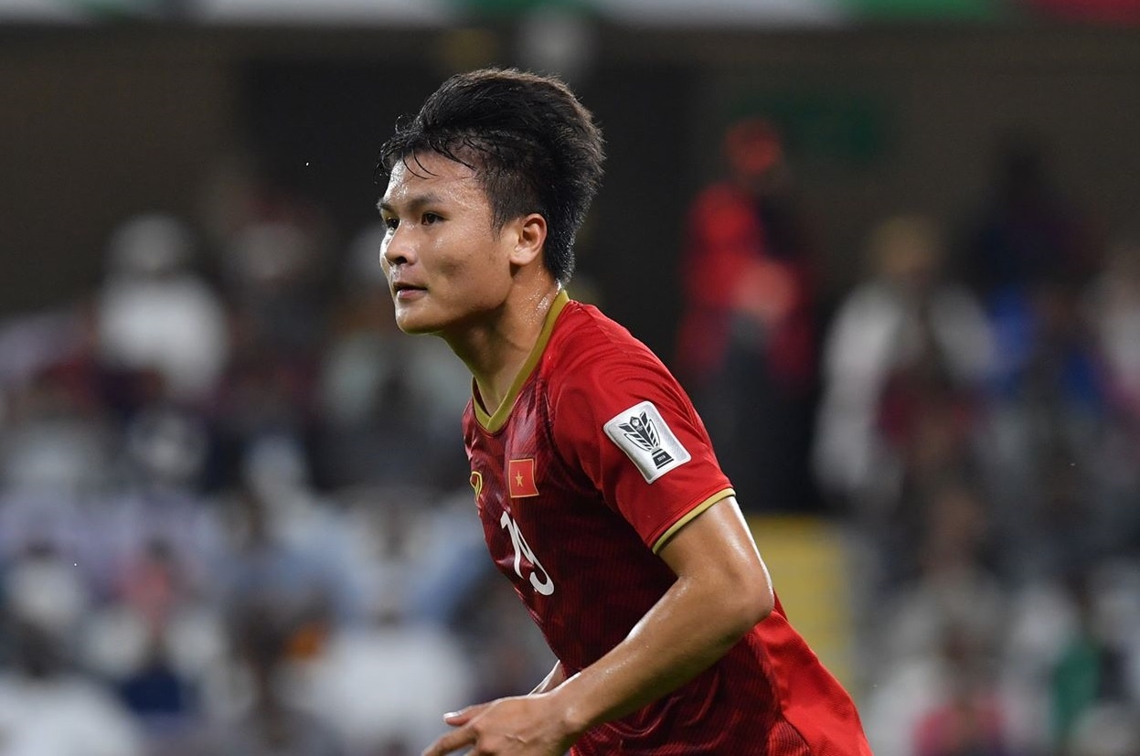 Quang Hai dan dau o hai cuoc binh chon sau vong bang Asian Cup hinh anh