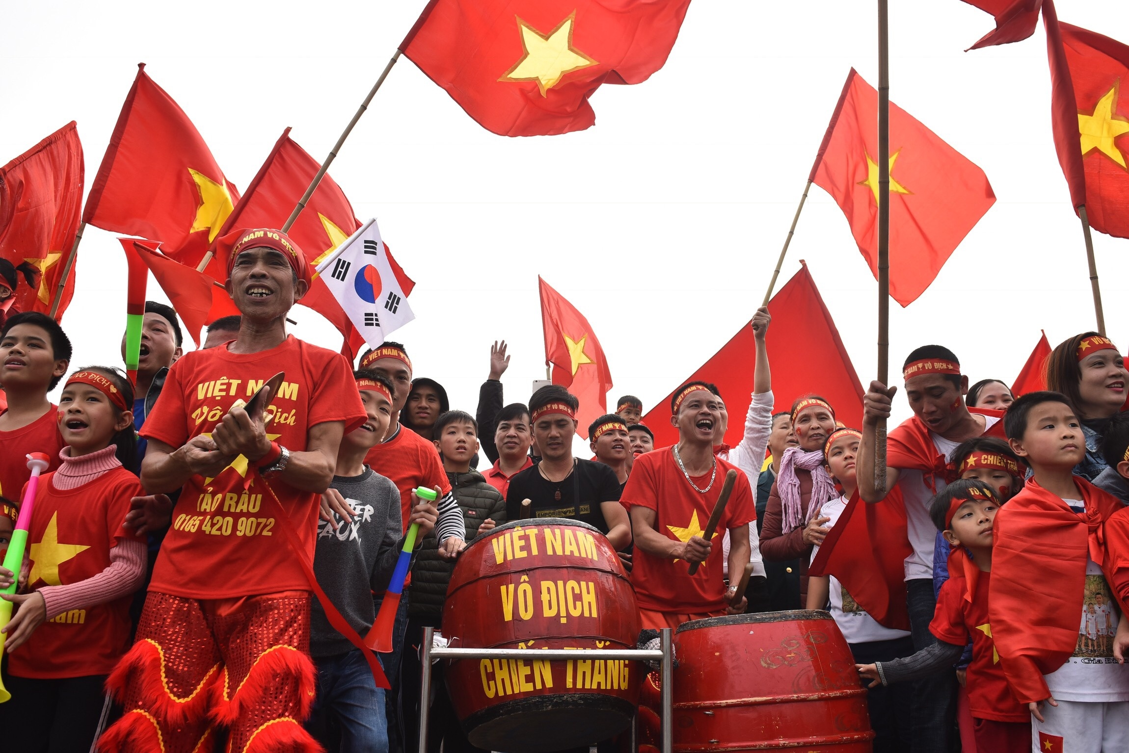 Quang Hai bi CDV vay chat trong ngay doi tuyen Viet Nam ve nuoc anh 13