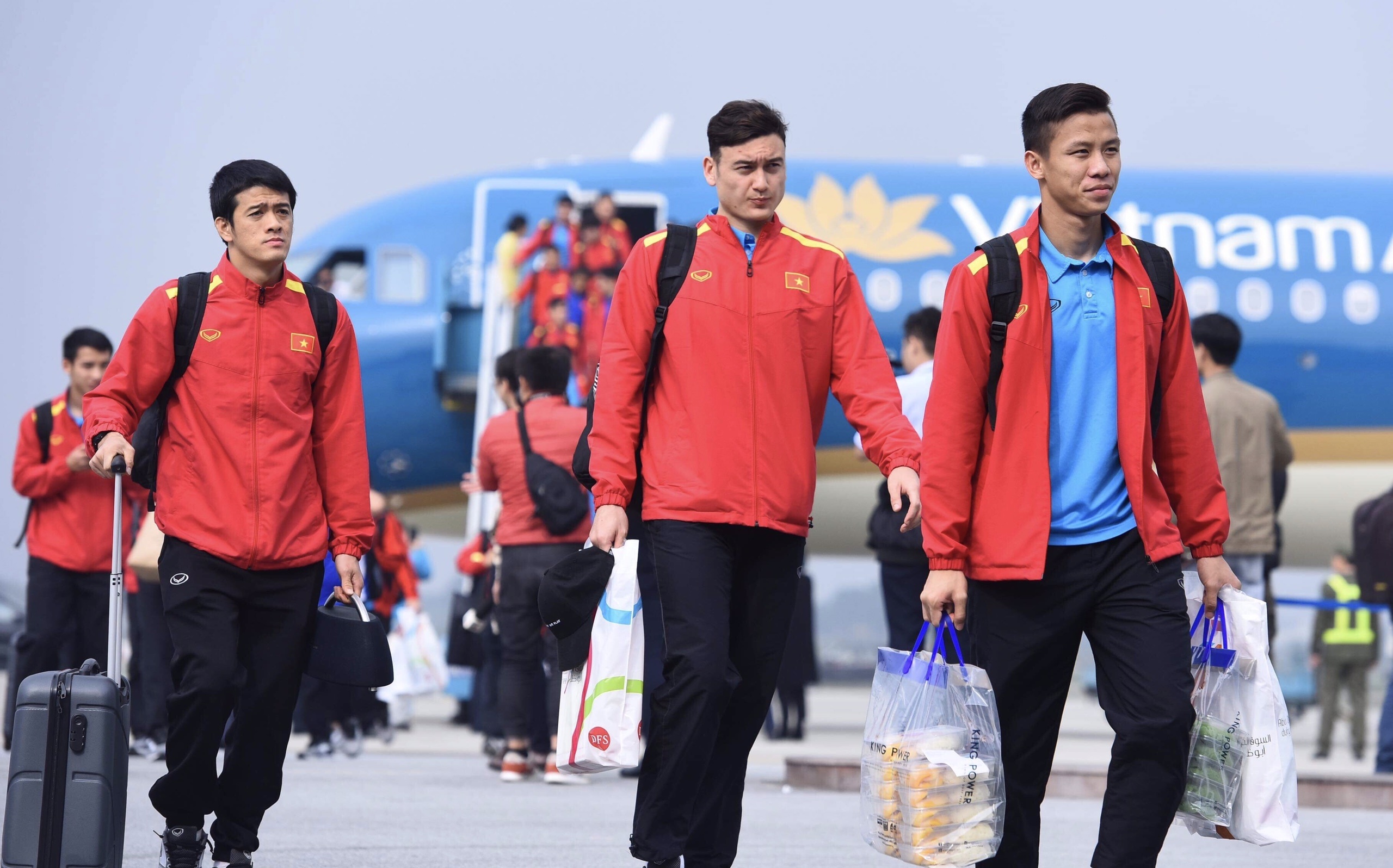 Quang Hai bi CDV vay chat trong ngay doi tuyen Viet Nam ve nuoc anh 2