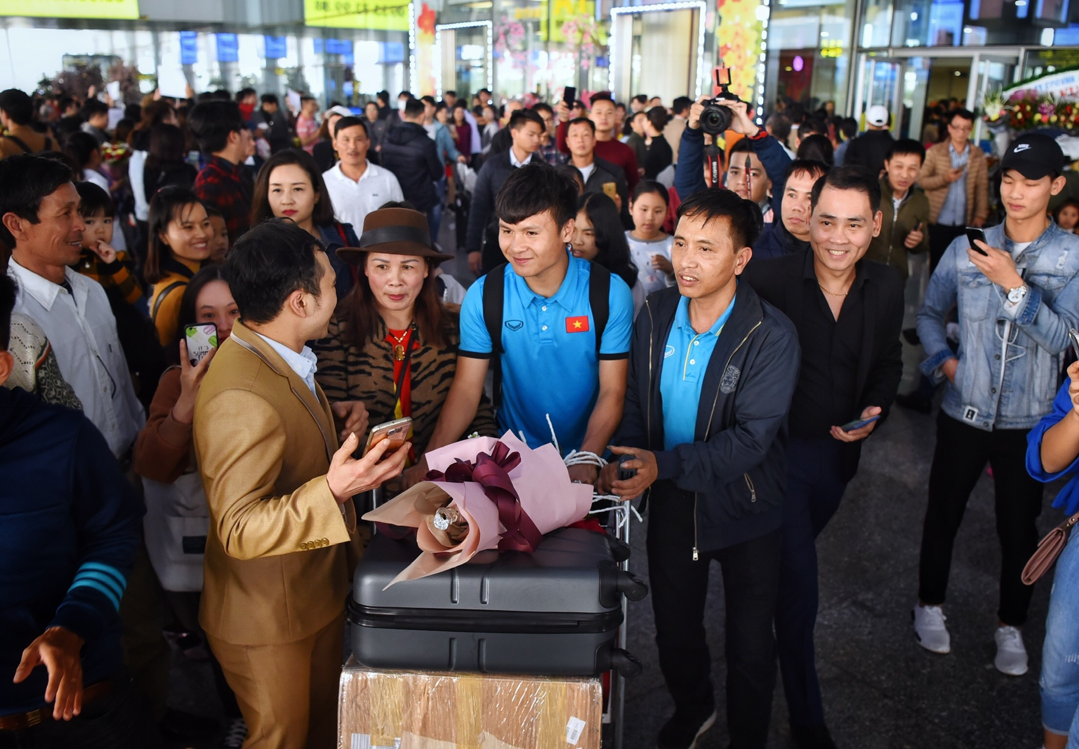 Quang Hai bi CDV vay chat trong ngay doi tuyen Viet Nam ve nuoc anh 3