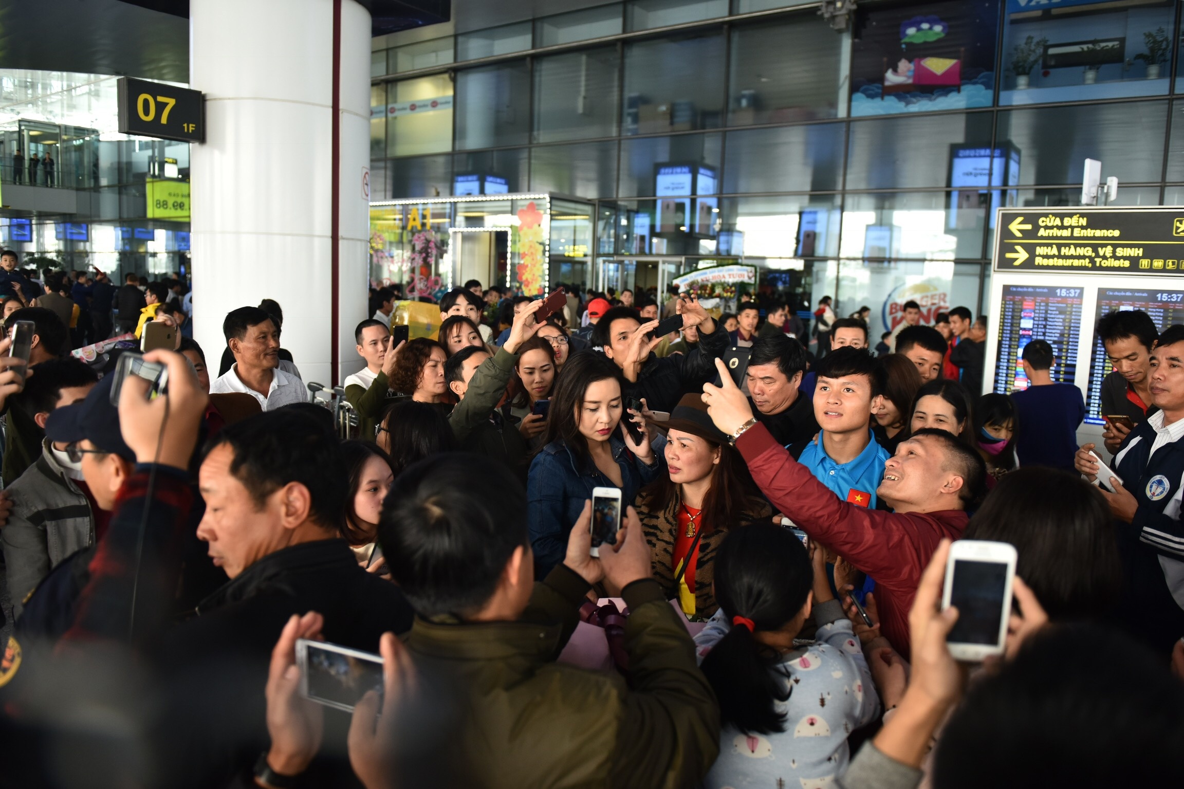 Quang Hai bi CDV vay chat trong ngay doi tuyen Viet Nam ve nuoc anh 4