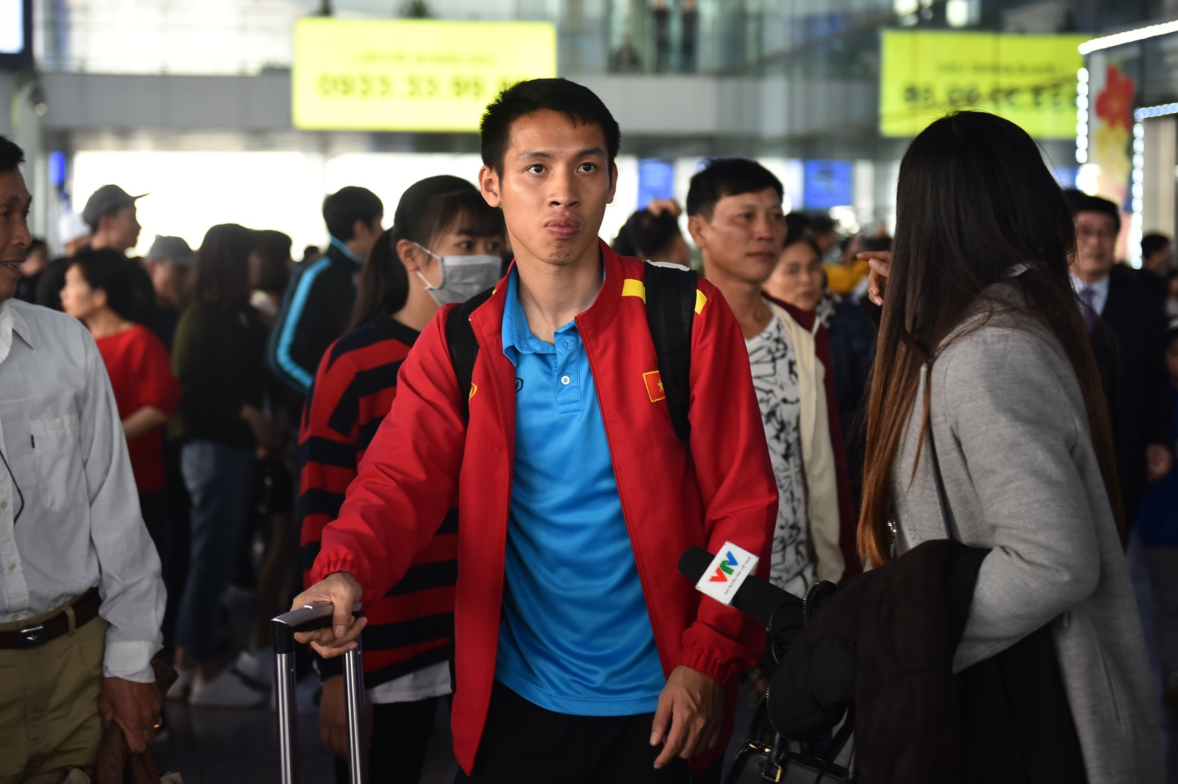 Quang Hai bi CDV vay chat trong ngay doi tuyen Viet Nam ve nuoc anh 8