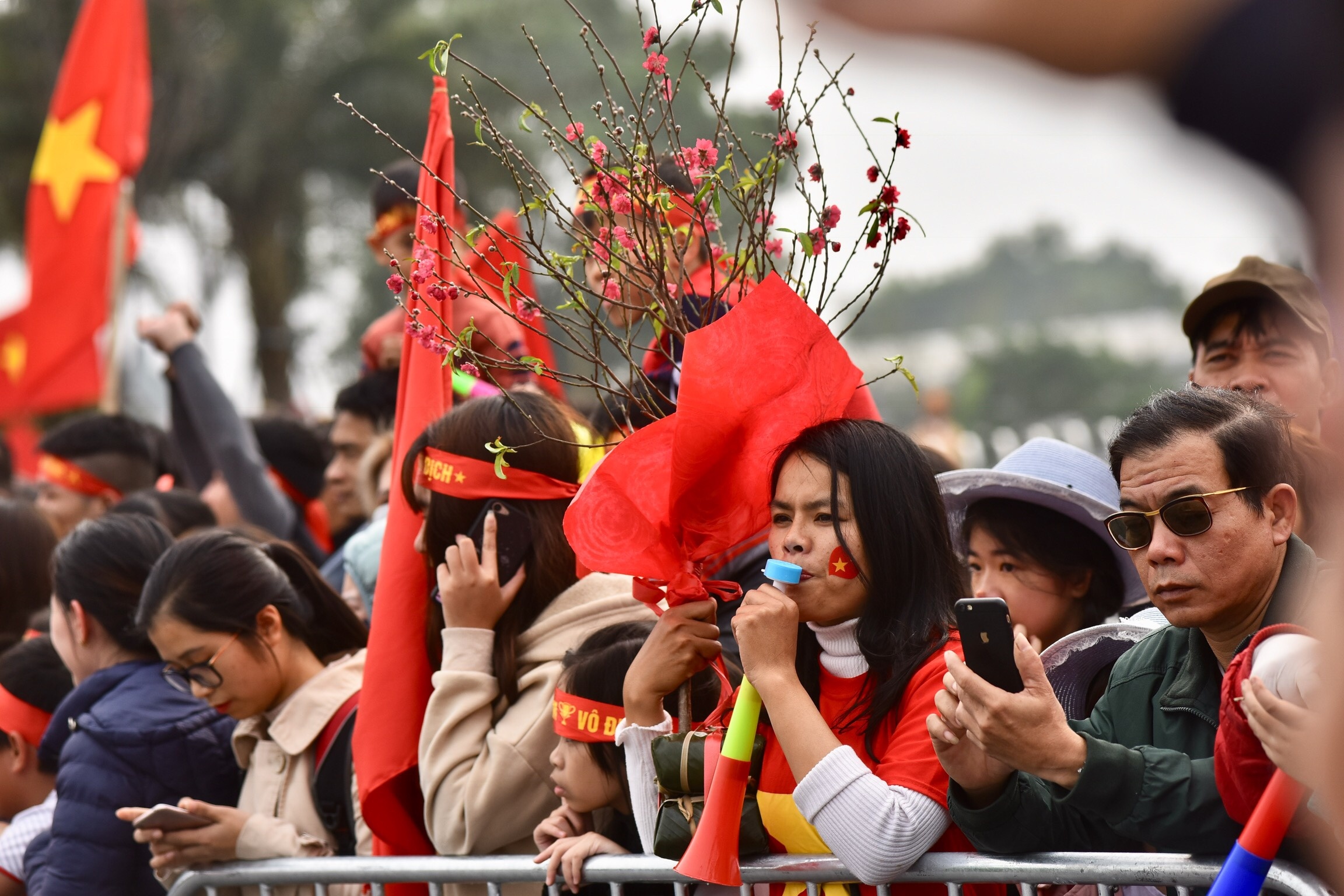 Quang Hai bi CDV vay chat trong ngay doi tuyen Viet Nam ve nuoc anh 9