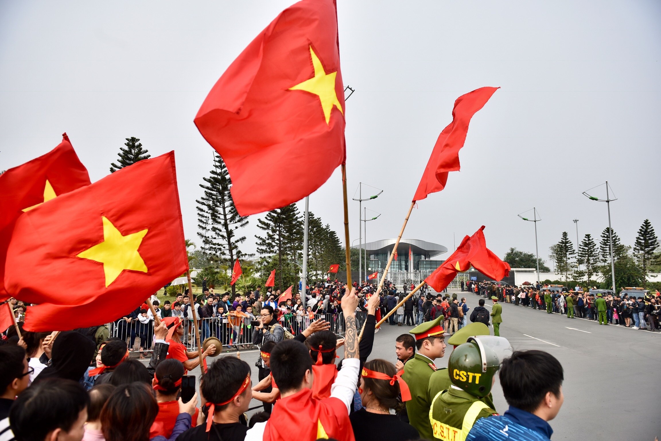 Quang Hai bi CDV vay chat trong ngay doi tuyen Viet Nam ve nuoc anh 11