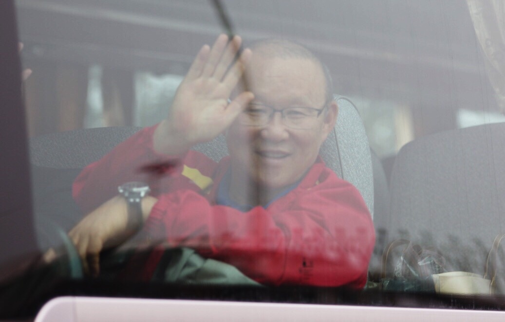 Quang Hai bi CDV vay chat trong ngay doi tuyen Viet Nam ve nuoc anh 12