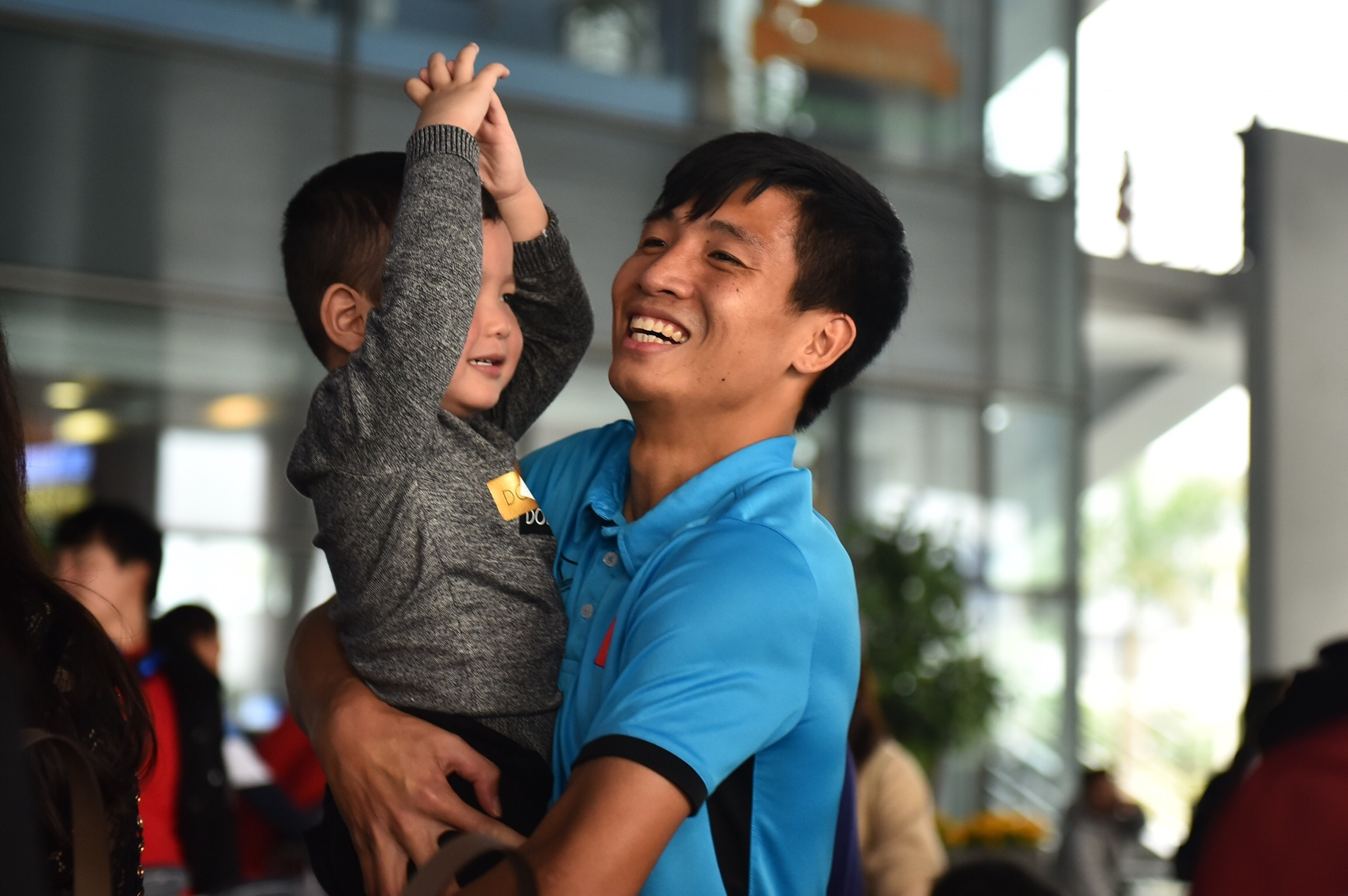 Quang Hai bi CDV vay chat trong ngay doi tuyen Viet Nam ve nuoc anh 7