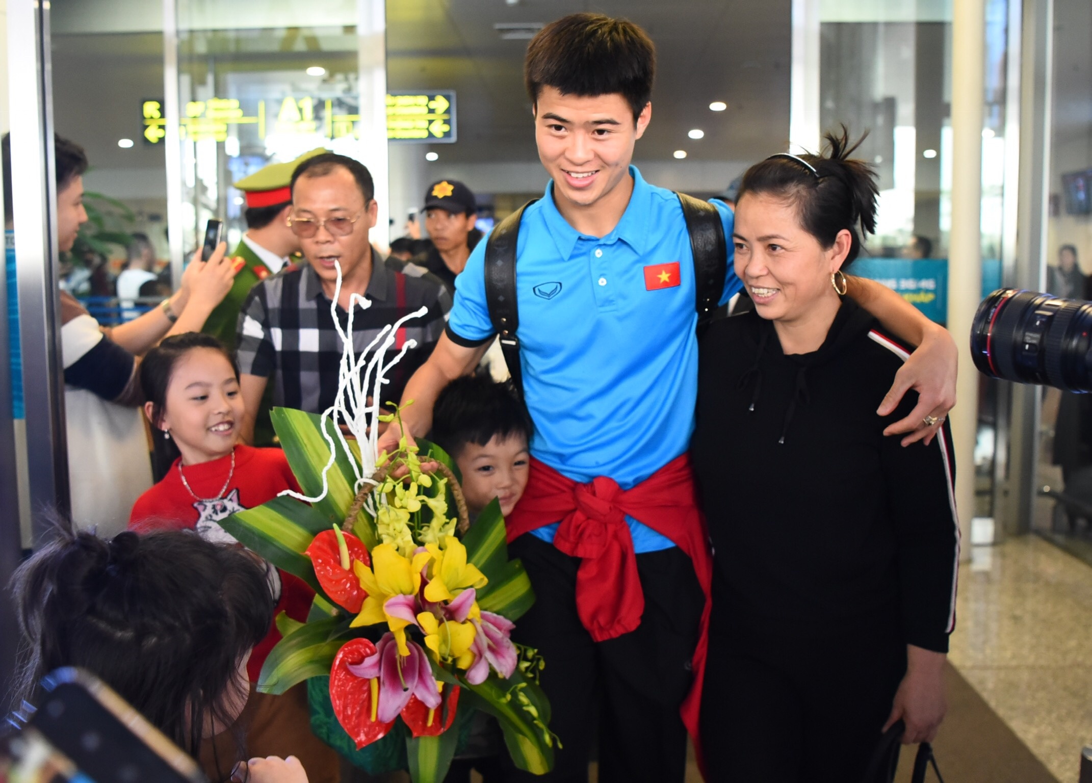 Quang Hai bi CDV vay chat trong ngay doi tuyen Viet Nam ve nuoc anh 6