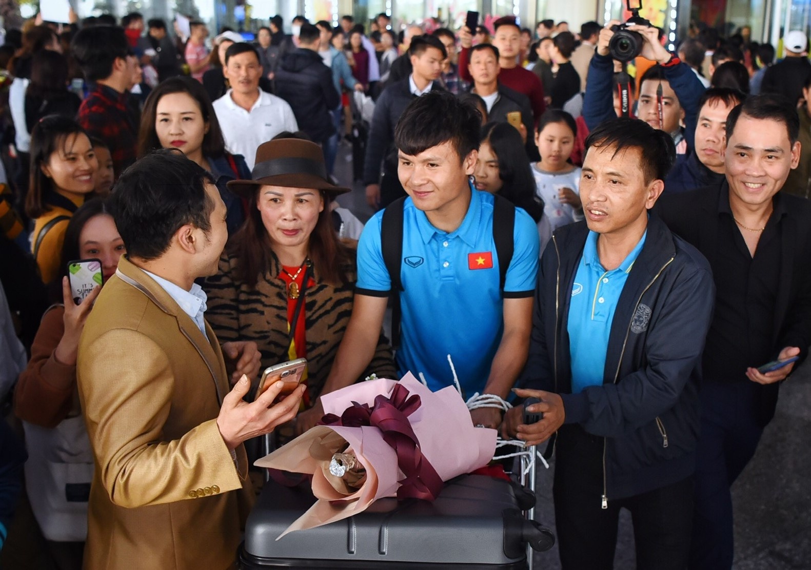 CDV vay chat Quang Hai trong ngay tuyen Viet Nam ve nuoc hinh anh