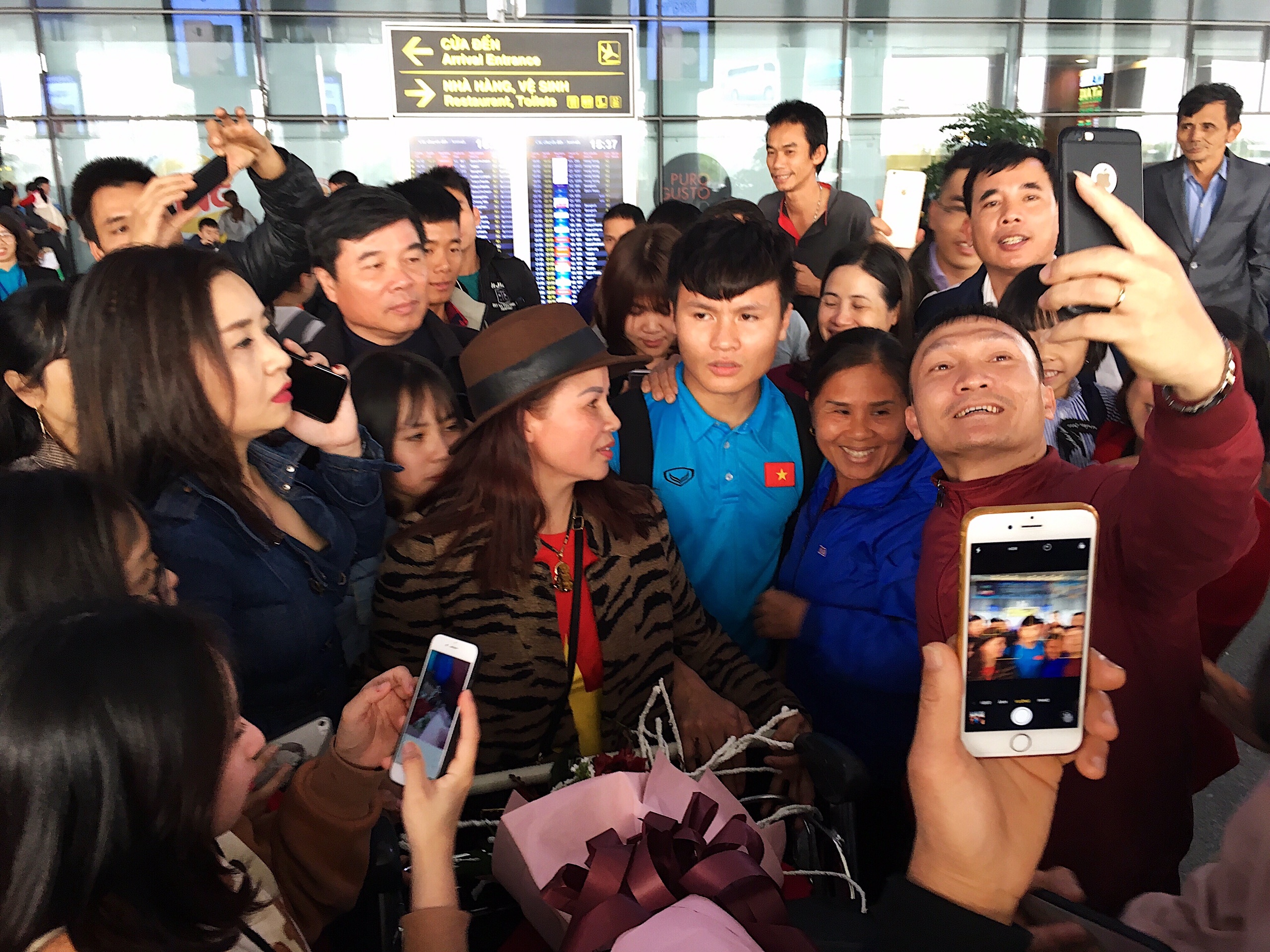 Quang Hai bi CDV vay chat trong ngay doi tuyen Viet Nam ve nuoc anh 5