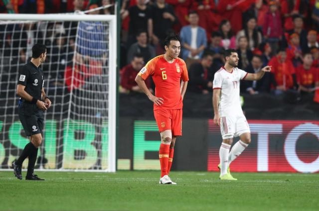 Cau thu Trung Quoc bi CLB trung phat sau sai lam o tu ket Asian Cup hinh anh