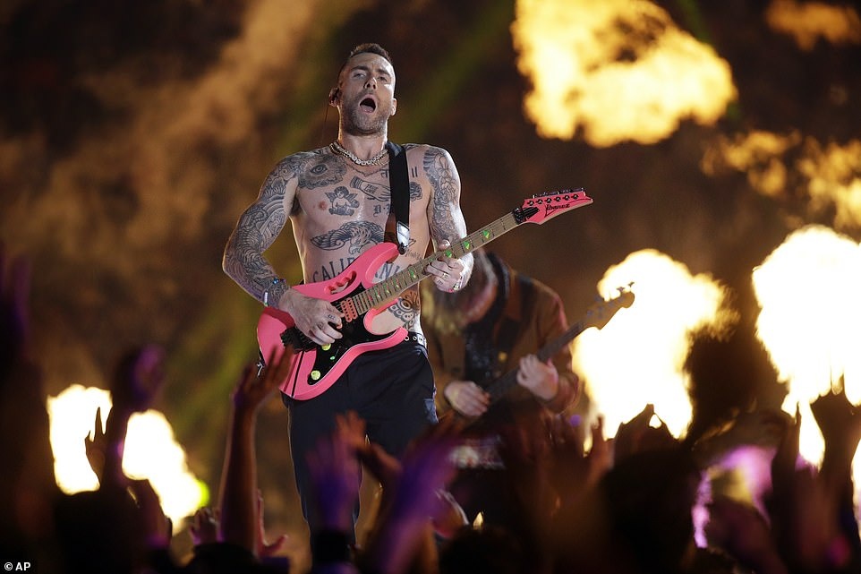 Adam Levine (Maroon 5) bi chi trich sau man coi ao cua o Super Bowl anh 10
