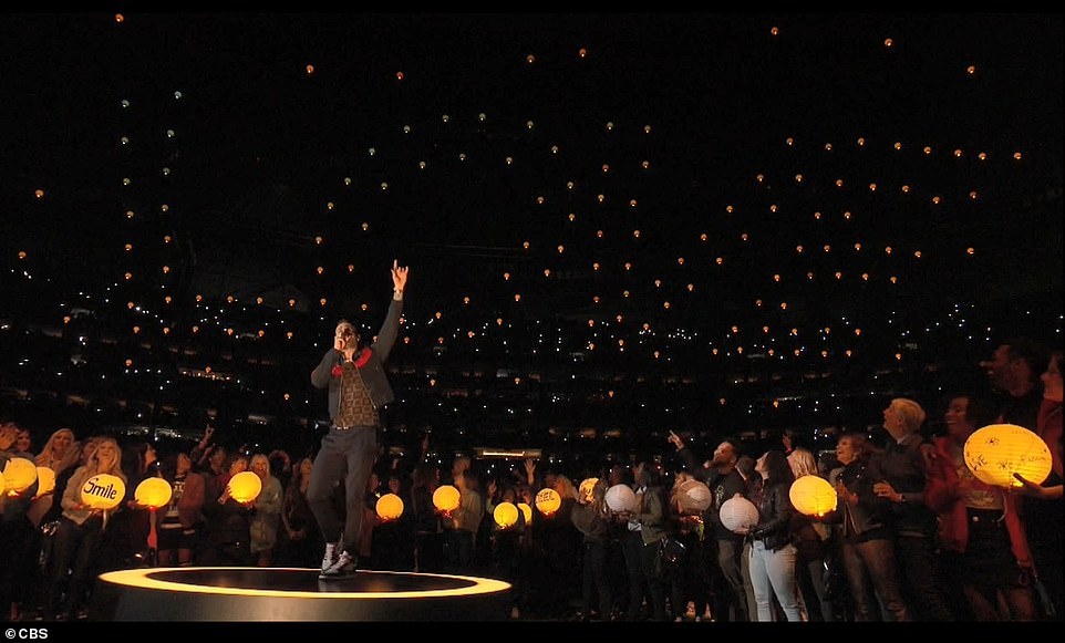 Adam Levine (Maroon 5) bi chi trich sau man coi ao cua o Super Bowl anh 3