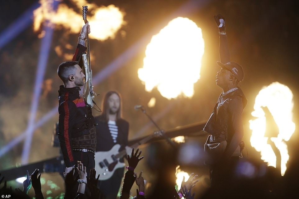 Adam Levine (Maroon 5) bi chi trich sau man coi ao cua o Super Bowl anh 11