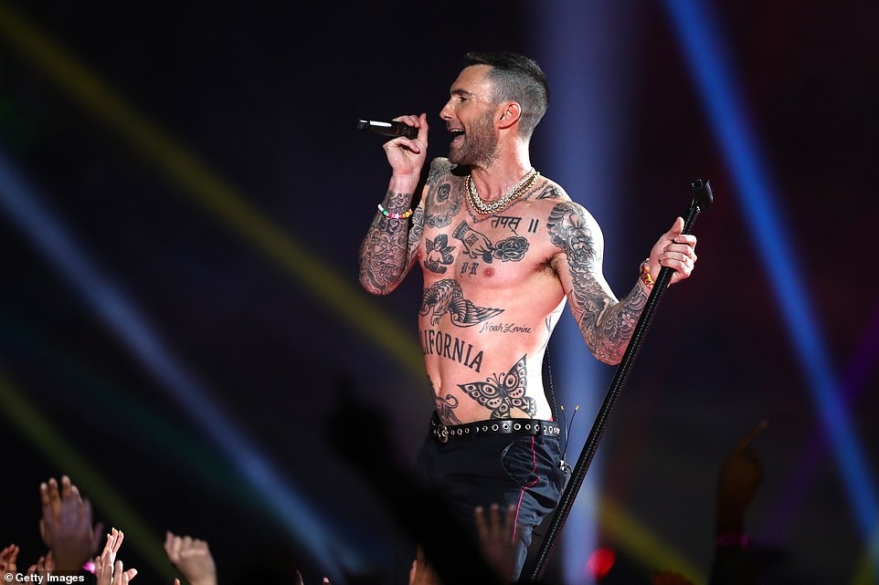 Adam Levine (Maroon 5) bi chi trich sau man coi ao cua o Super Bowl anh 6