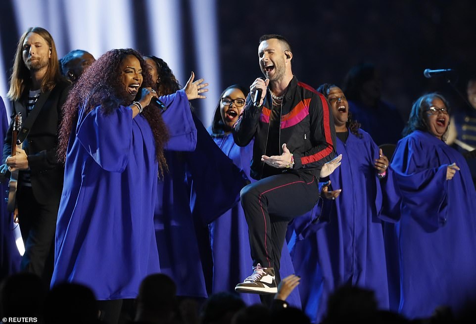 Adam Levine (Maroon 5) bi chi trich sau man coi ao cua o Super Bowl anh 8