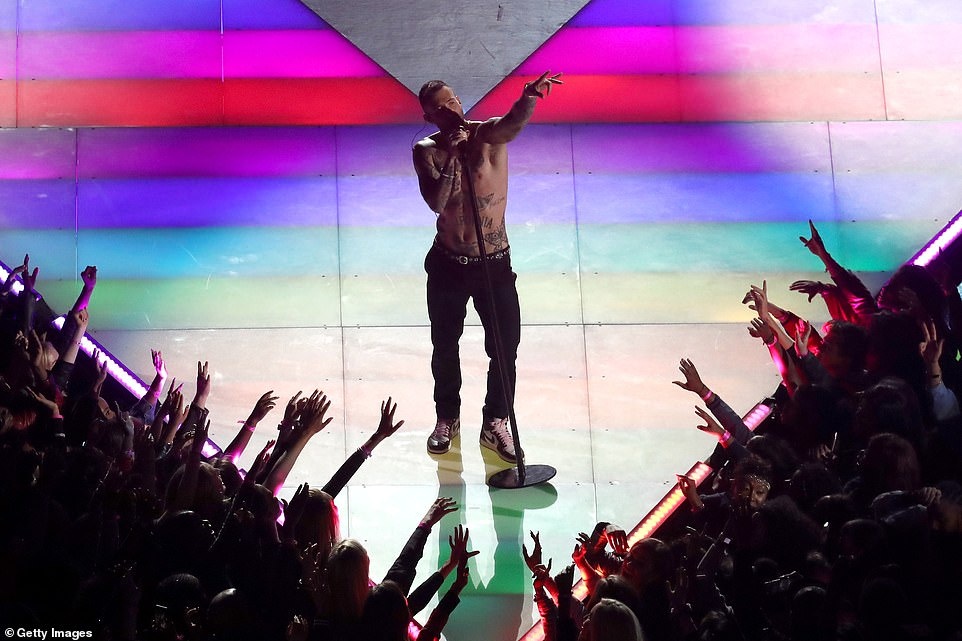 Adam Levine (Maroon 5) bi chi trich sau man coi ao cua o Super Bowl anh 9