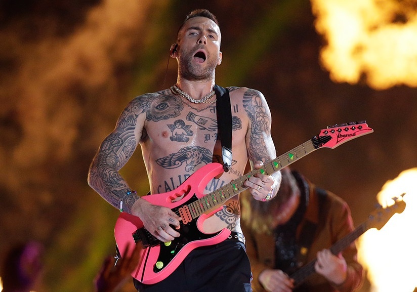 Adam Levine bi chi trich sau man coi ao o Super Bowl hinh anh