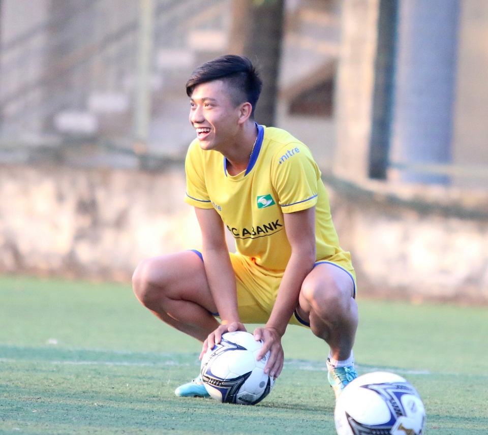 Phan Văn Đức thi tài cùng Văn Quyến và Như Thành ở thử thách sút bóng ảnh 1 Phan Van Duc thi tai cung Van Quyen va Nhu Thanh o thu thach sut bong anh 1