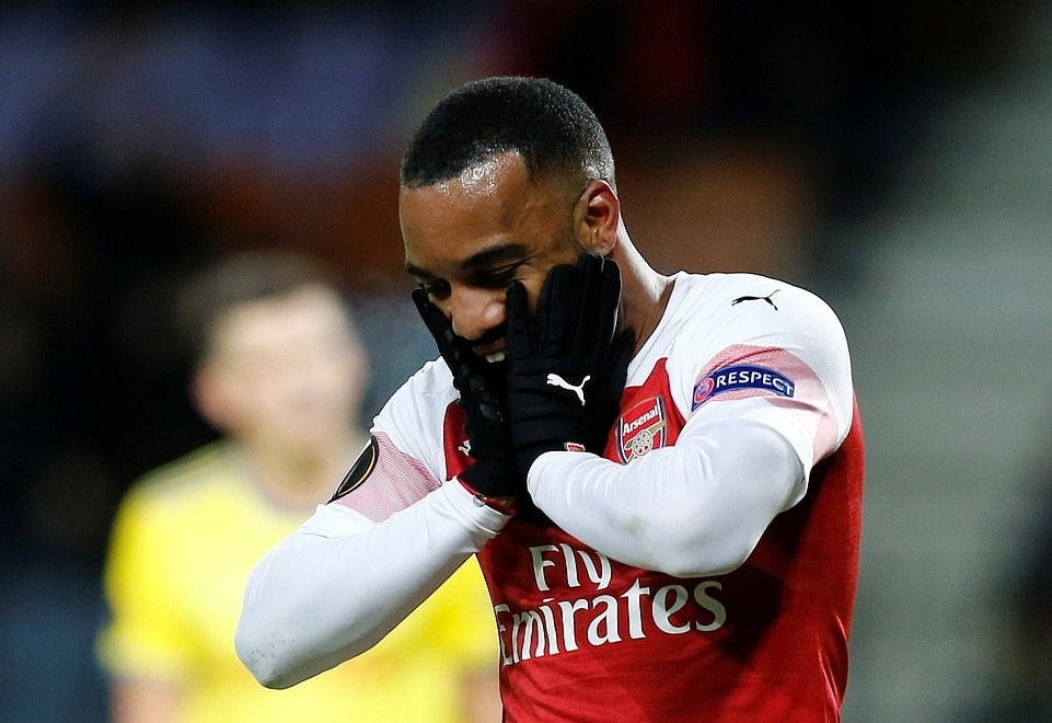 Lacazette nhan the do, Arsenal thua dau tren san khach hinh anh