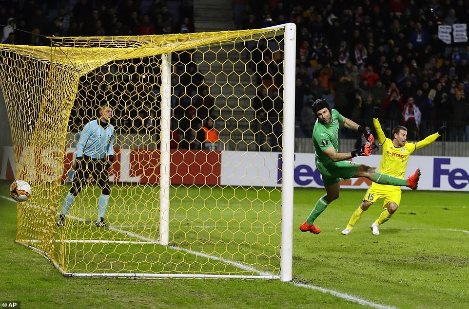 Lacazette nhan the do,  Arsenal thua dau tren dat khach anh 1