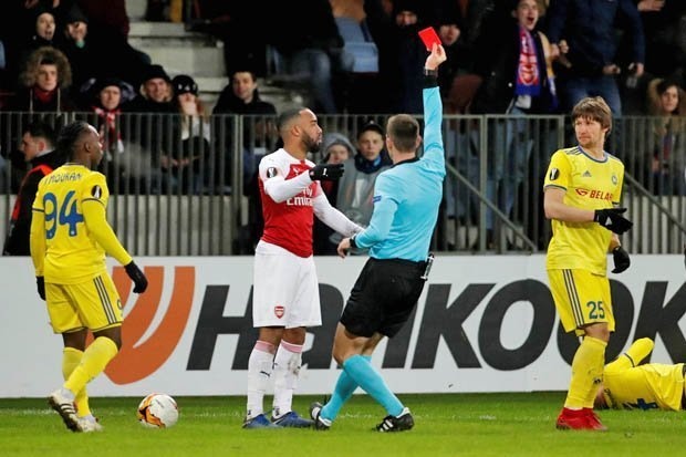 Lacazette nhan the do,  Arsenal thua dau tren dat khach anh 2