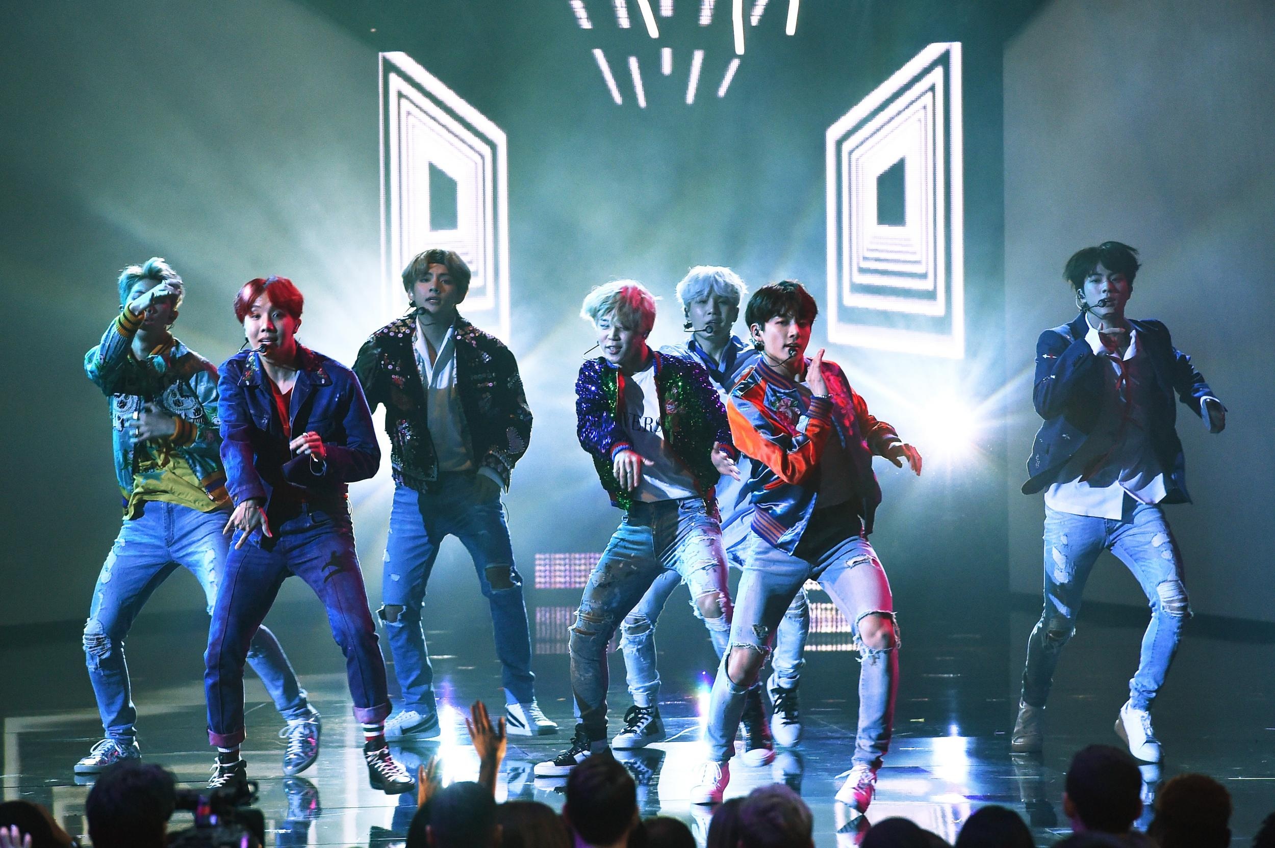 BTS nhờ phép màu để nổi đình đám khắp thế giới ảnh 2 BTS nho phep mau de noi dinh dam khap the gioi anh 2