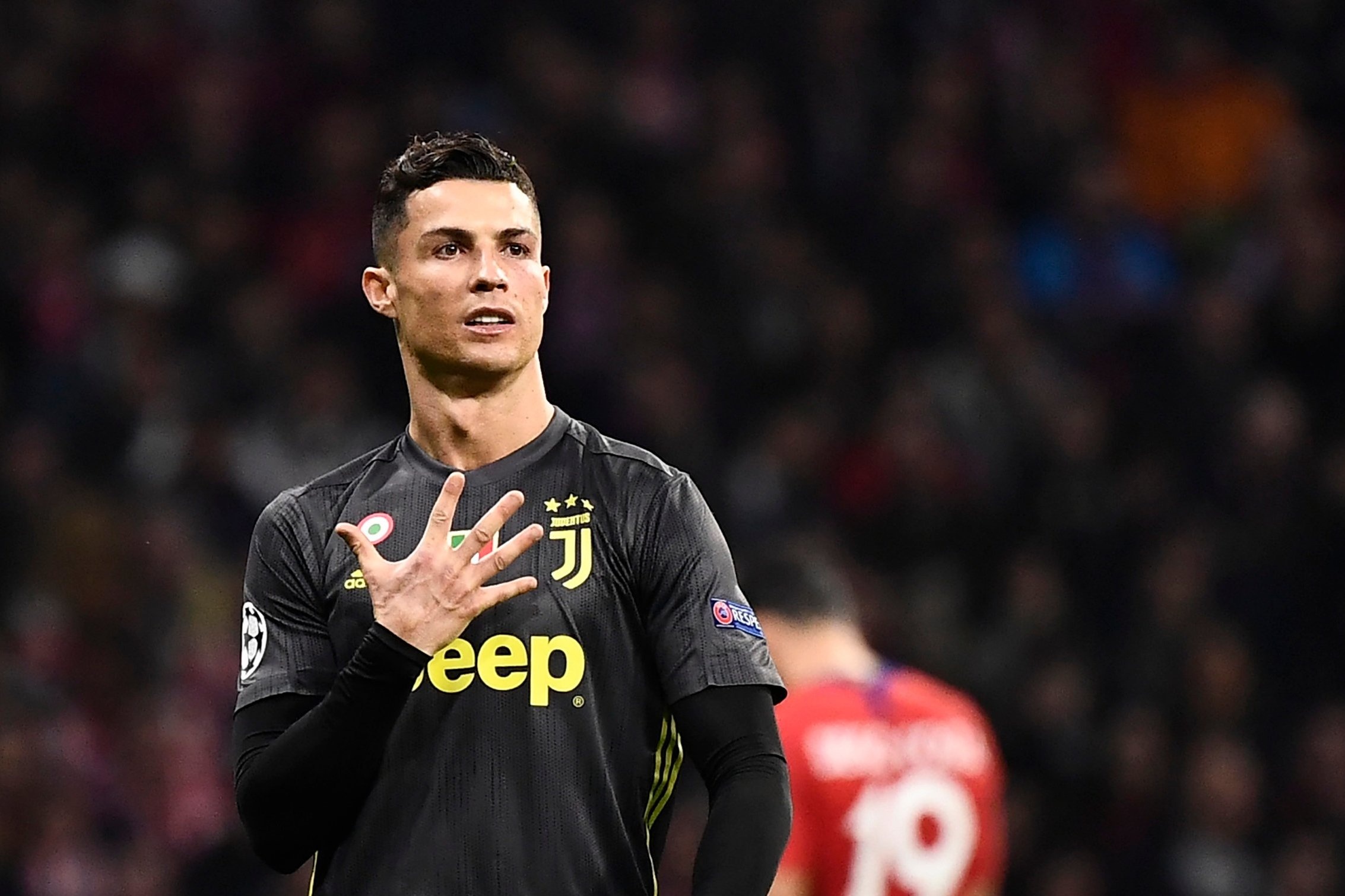 Chu tich Atletico dap tra Ronaldo sau man che gieu gio 5 ngon tay hinh anh