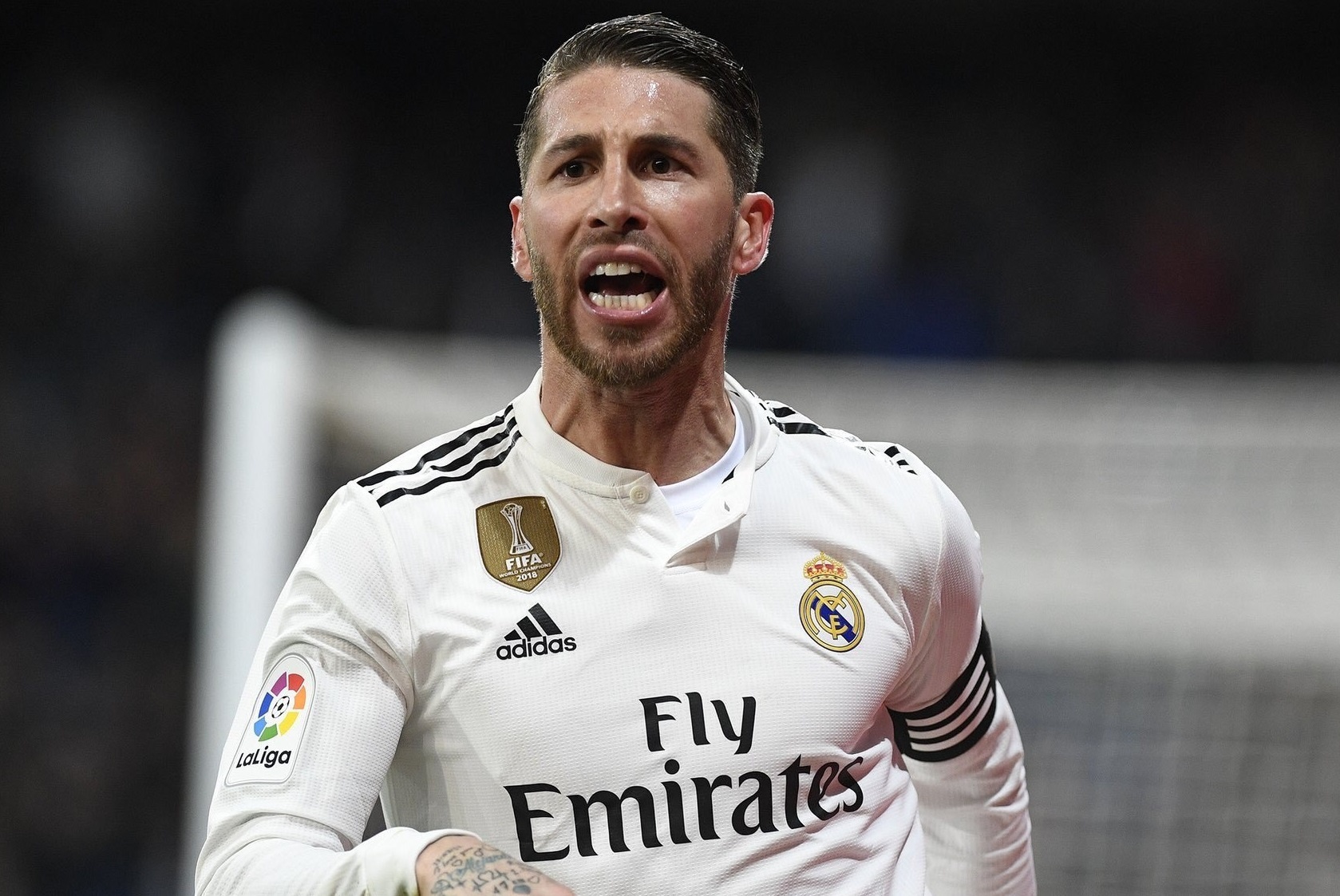 Ramos co the bi cam hai tran o Champions League vi tay the hinh anh