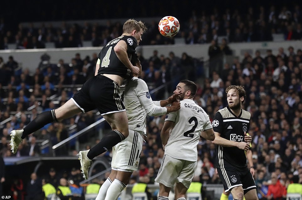 Cham diem Real Madrid 1-4 Ajax: That vong trai deu cac tuyen Real anh 2