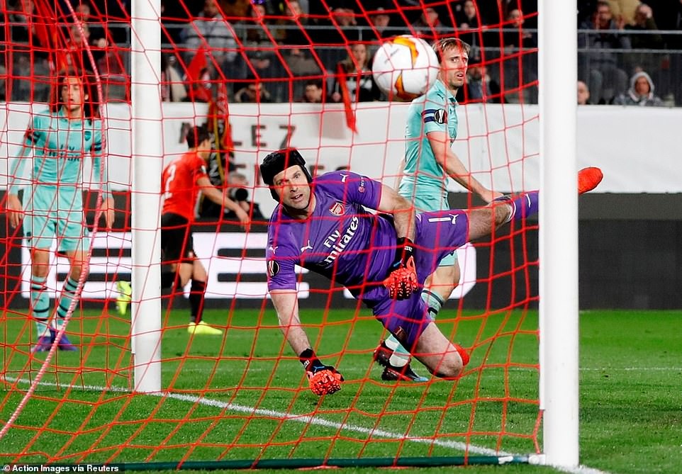 Sokratis nhận thẻ đỏ,  Arsenal thua đau tại Europa League ảnh 2 Sokratis nhan the do,  Arsenal thua dau tai Europa League anh 2