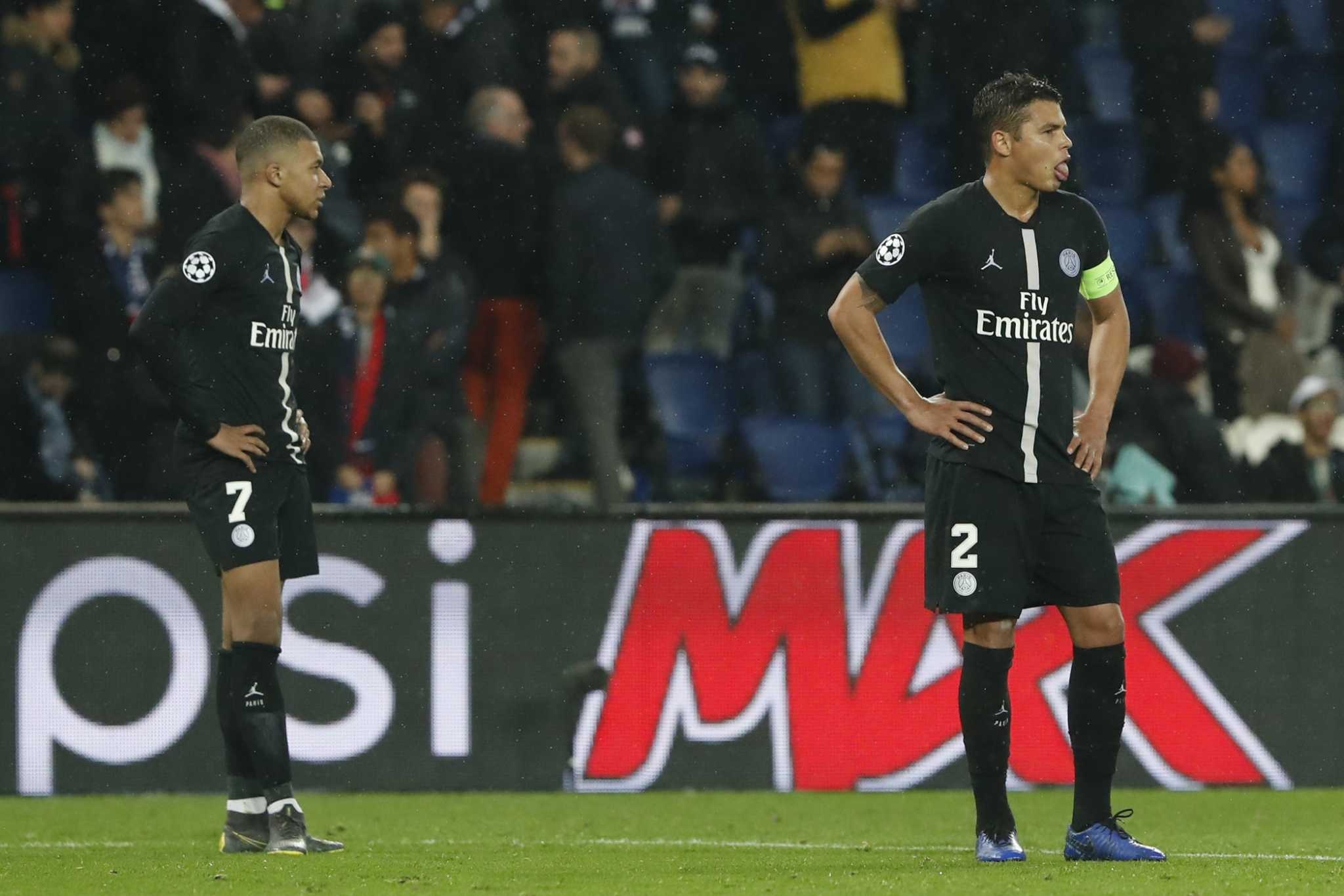 CDV MU bi dam vi an mung chien thang o Paris anh 2