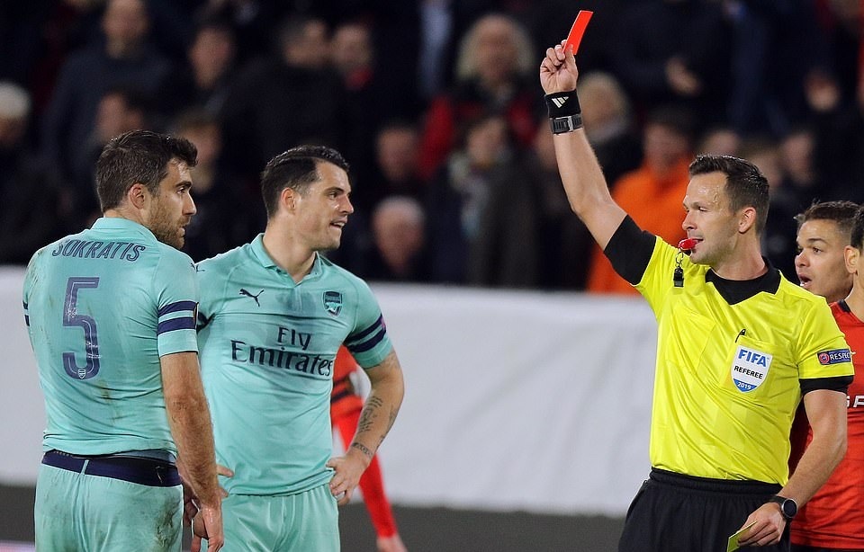 Sokratis nhan the do, Arsenal thua dau tai Europa League hinh anh