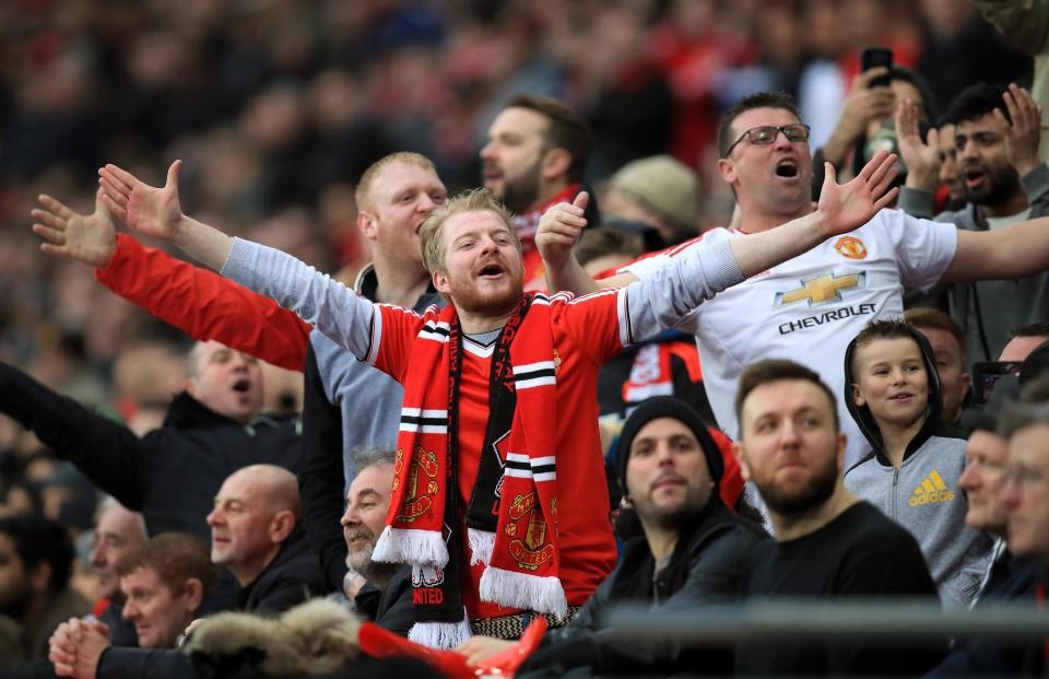 CDV MU bi dam vi an mung khieu khich o Paris hinh anh