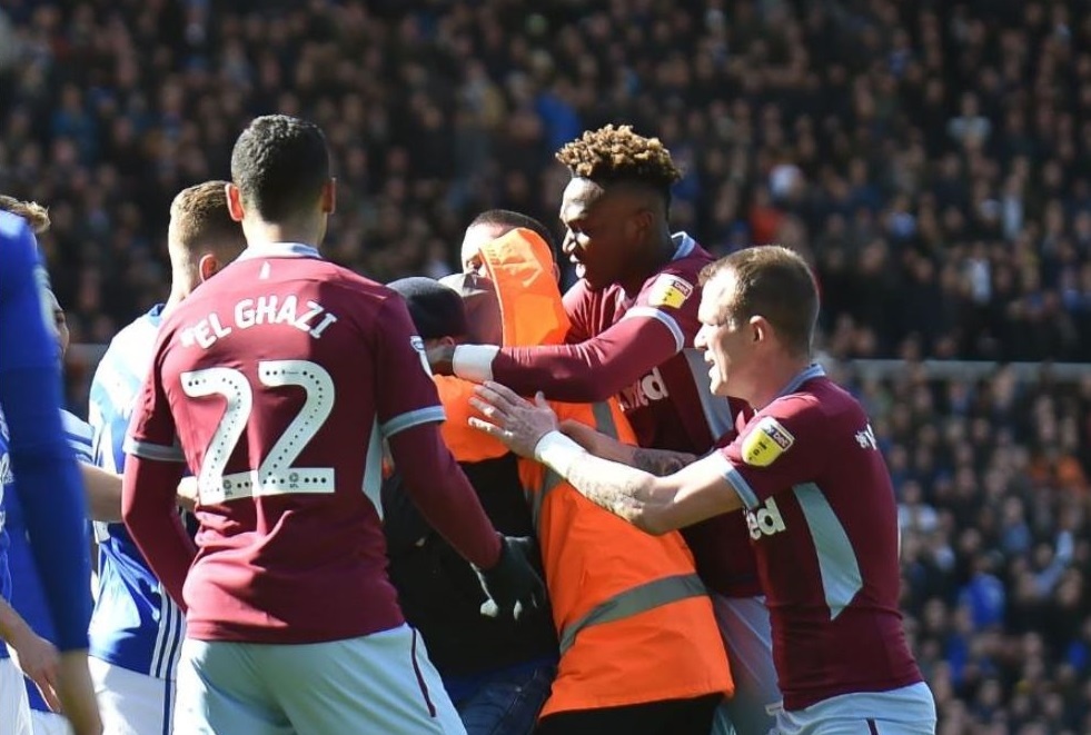 Cầu thủ Aston Villa bị CĐV tấn công ngay trên sân ảnh 2 Cau thu Aston Villa bi CDV tan cong ngay tren san anh 2