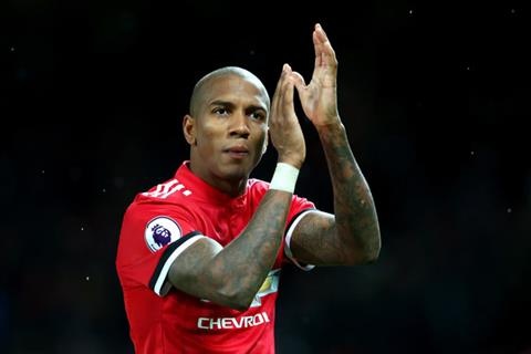 Ashley Young hua tang qua cho CDV du doan tran PSG vs MU hinh anh