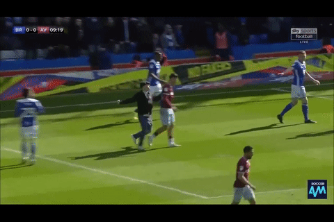 Cau thu Aston Villa bi CDV danh ngay tren san hinh anh