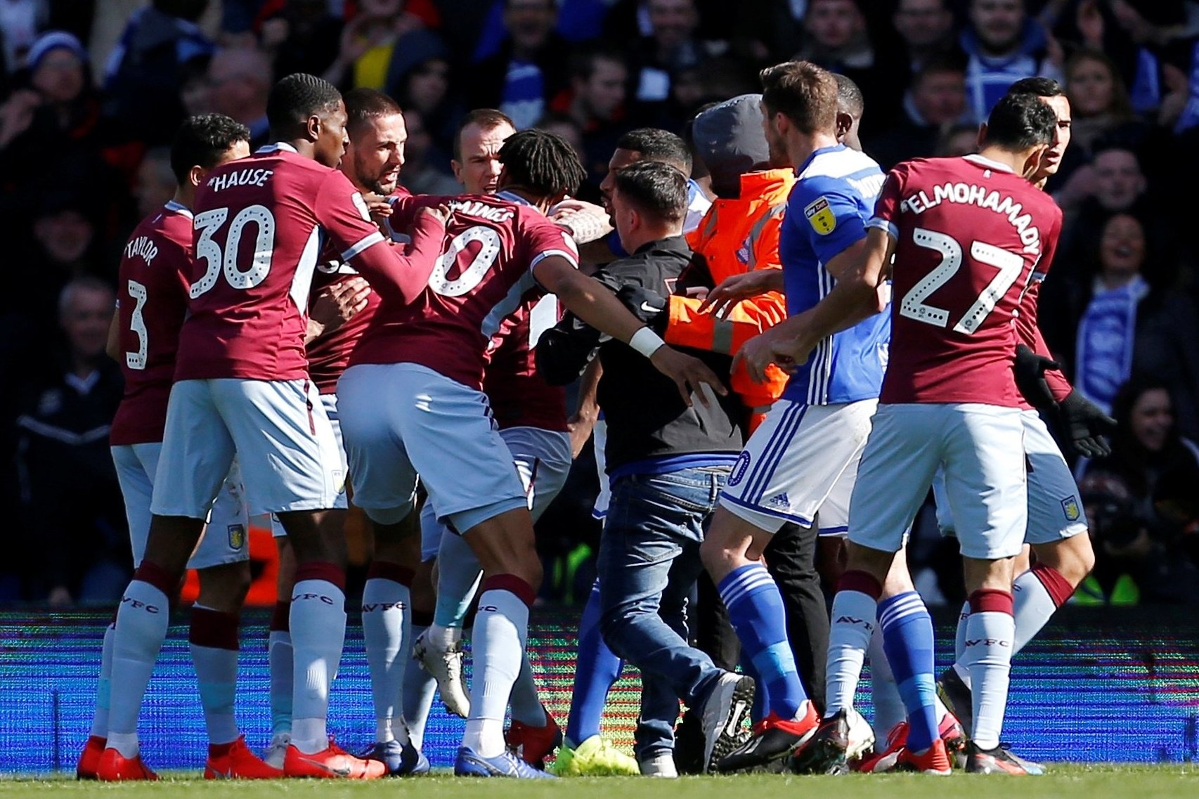 CĐV đánh cầu thủ Aston Villa sẽ bị trả giá đắt ảnh 2 CDV danh cau thu Aston Villa se bi tra gia dat anh 2