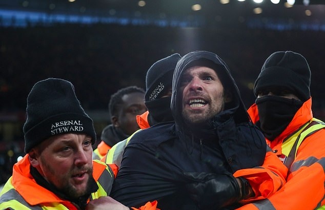 Smalling bi CDV Arsenal xong vao san treu tuc hinh anh