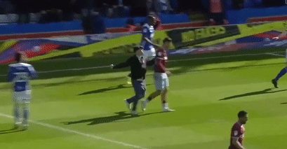 LDBD Anh se xu ly nghiem CDV danh cau thu Aston Villa hinh anh