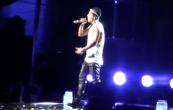 Nhung cu nga cua sao Kpop tren san khau khien fan thot tim hinh anh