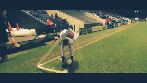 Cau thu mat gan 1 phut dat bong vao cham phat goc vi gio hinh anh