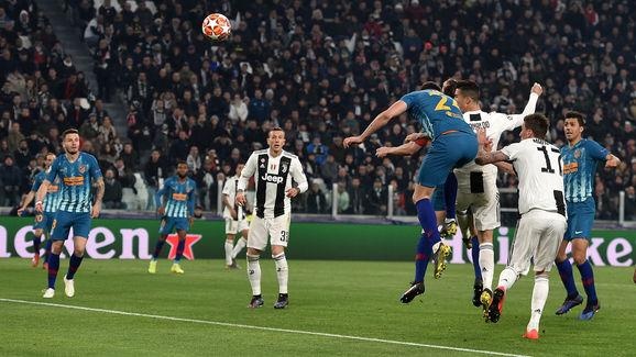 Ban thang cua Ronaldo bi to khong hop le anh 1