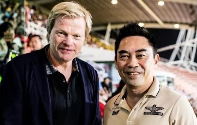 Huyen thoai Oliver Kahn xem doi bong cua Xuan Truong thi dau hinh anh