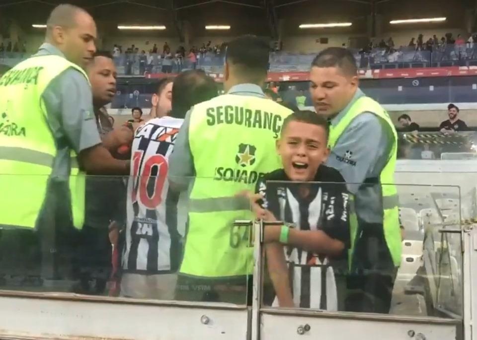 Fan nhi bat khoc vi bi cuop ao than tuong hinh anh