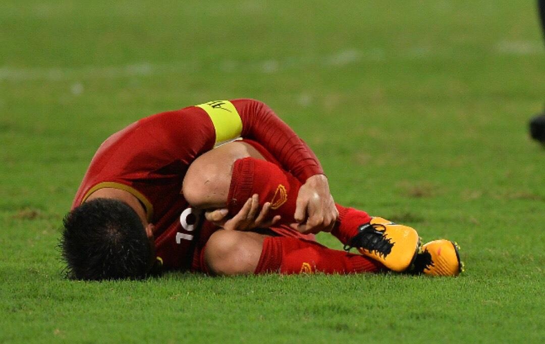 Cau thu Brunei nuc no roi san sau khi nhan the do anh 1