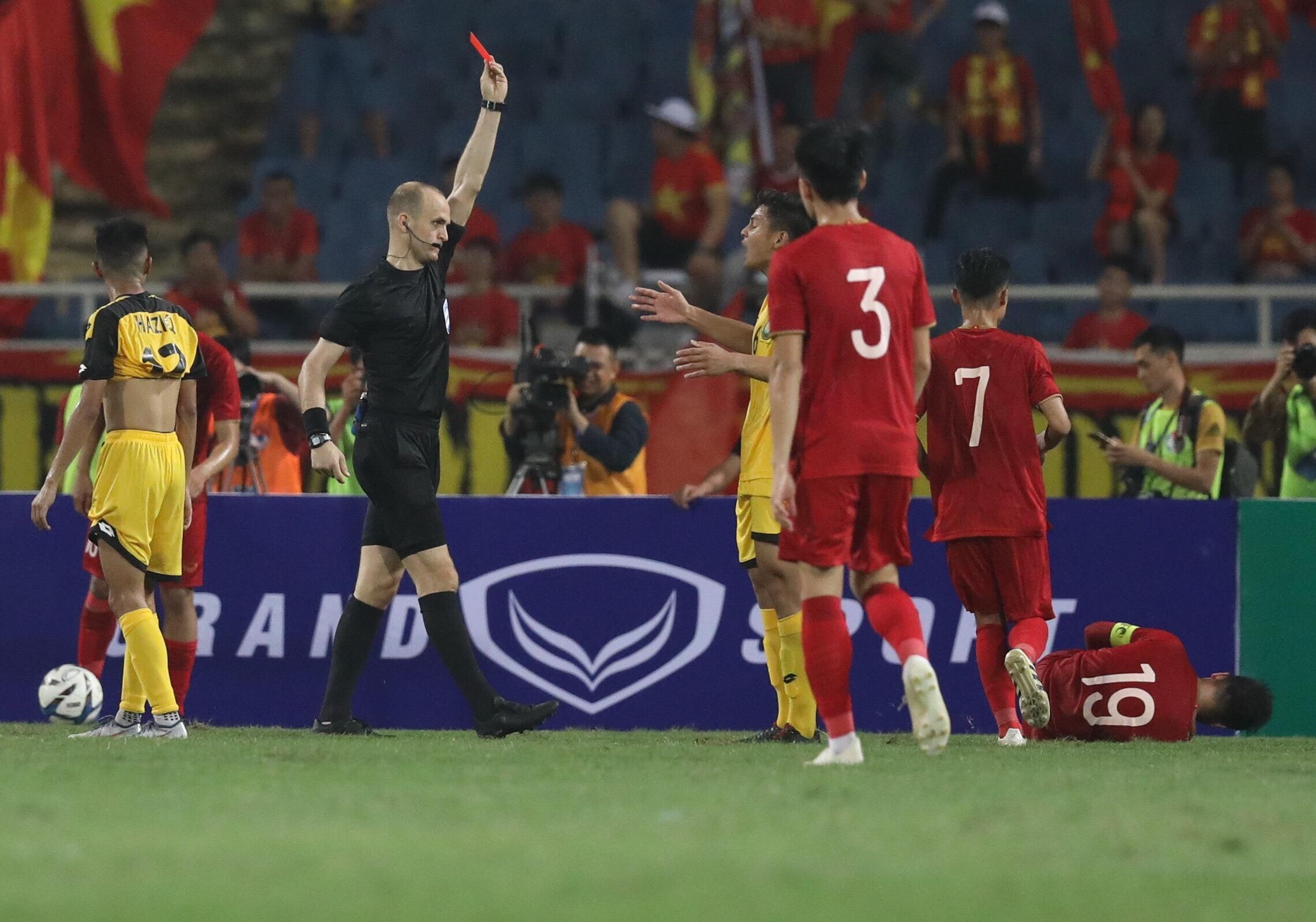 Cau thu Brunei nuc no roi san sau khi nhan the do anh 2