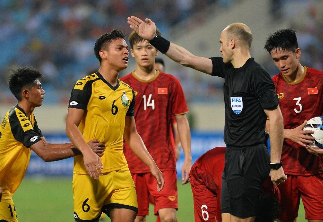 Cau thu Brunei nuc no roi san sau khi nhan the do anh 3